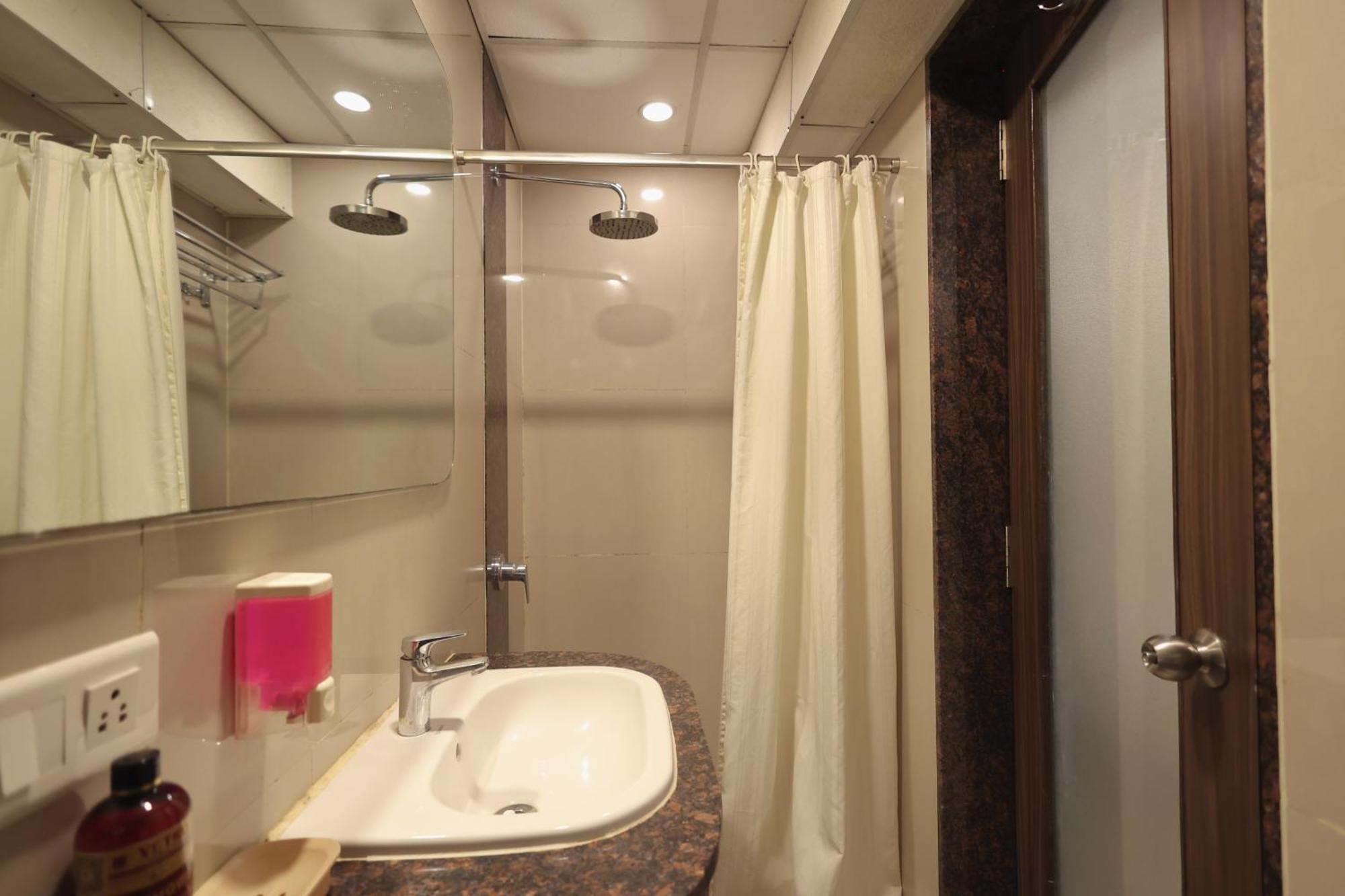 Hotel Vetro Inn Surat Ngoại thất bức ảnh