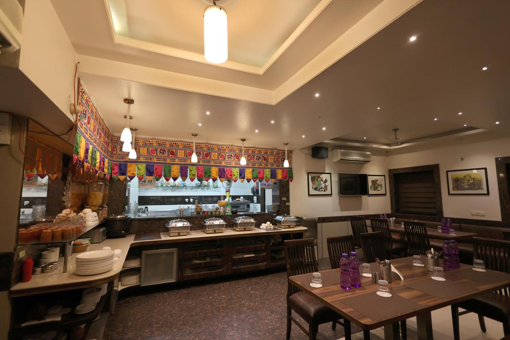 Hotel Vetro Inn Surat Ngoại thất bức ảnh